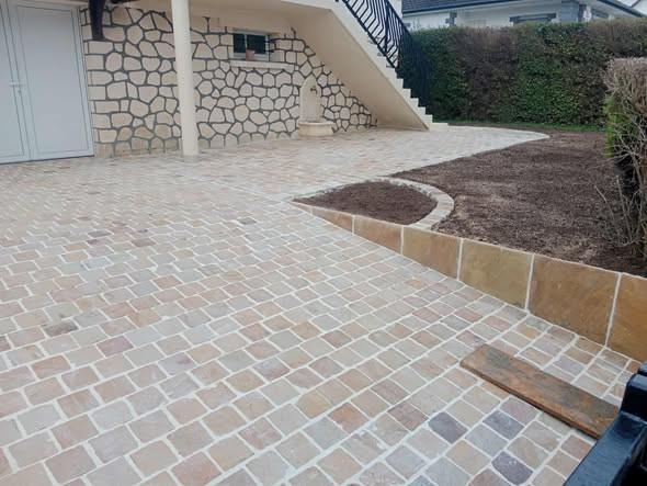 Aménagement extérieur à Sannerville avec terrasse et allée de jardin